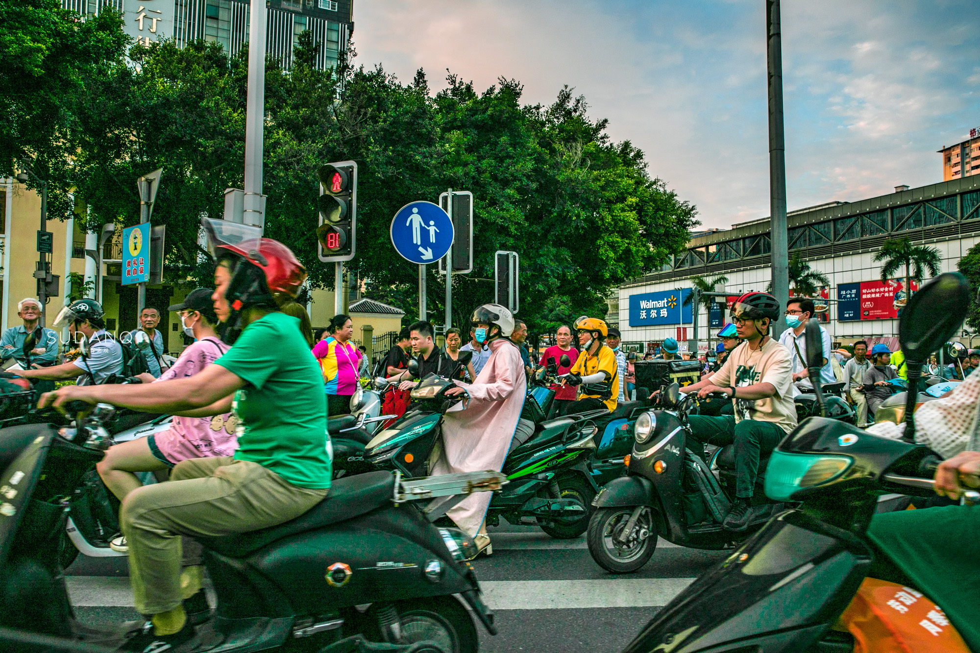 广西南宁夜景邕江大桥,南宁邕江夜游金惠号