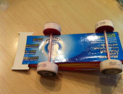 给小孩子做玩具玩简单又好玩,和孩子一起做的简单的手工