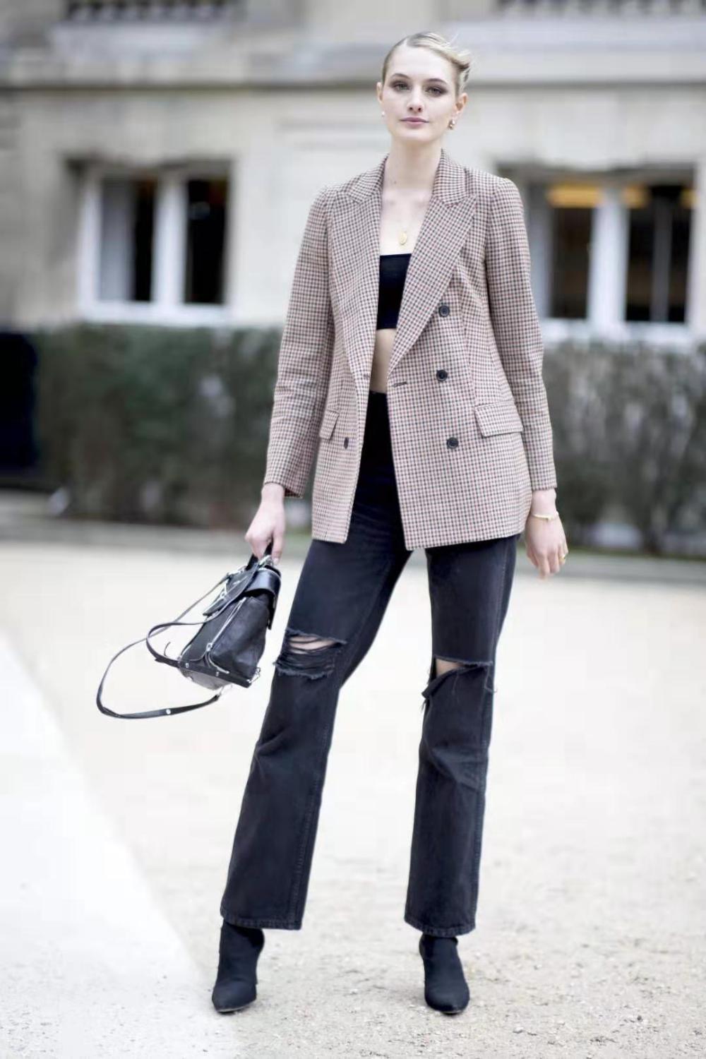 今年秋冬别再穿打*裤底**了,现在大家都在穿“拉丝裤”,显瘦还百搭