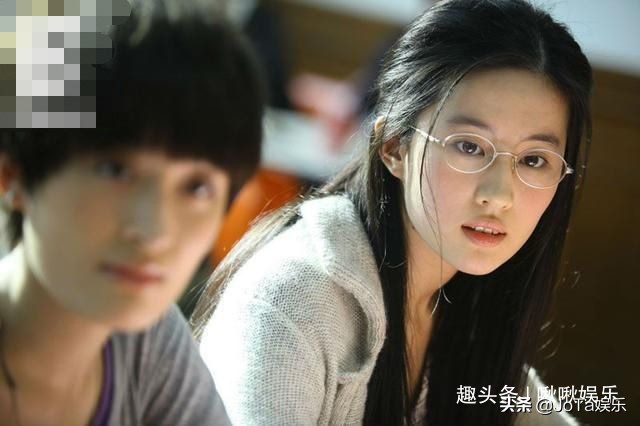 郑爽、刘诗诗、迪丽热巴等女星戴眼镜——这就是明星跟素人的差别