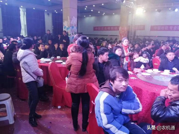 花生捡拾摘果机啥牌好用,最新型花生收获机出售多少钱