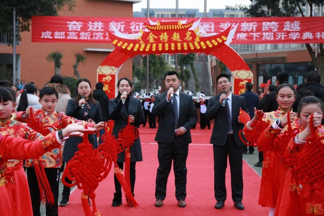 看,滨河校园花开了!听,滨河新学期的铃声拉响了