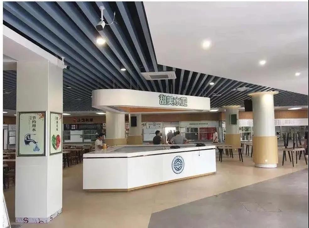 大学生新生报到父母忙前忙后,2021级本科生入学须知