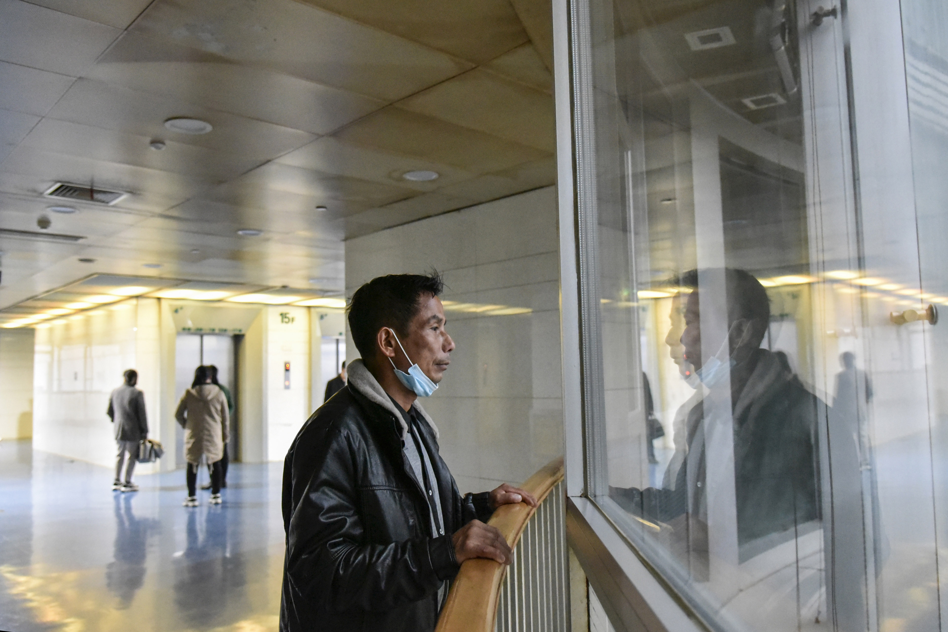 小男孩得了重病劝妈妈再生一个,16岁男孩跪求母亲放弃治疗后续