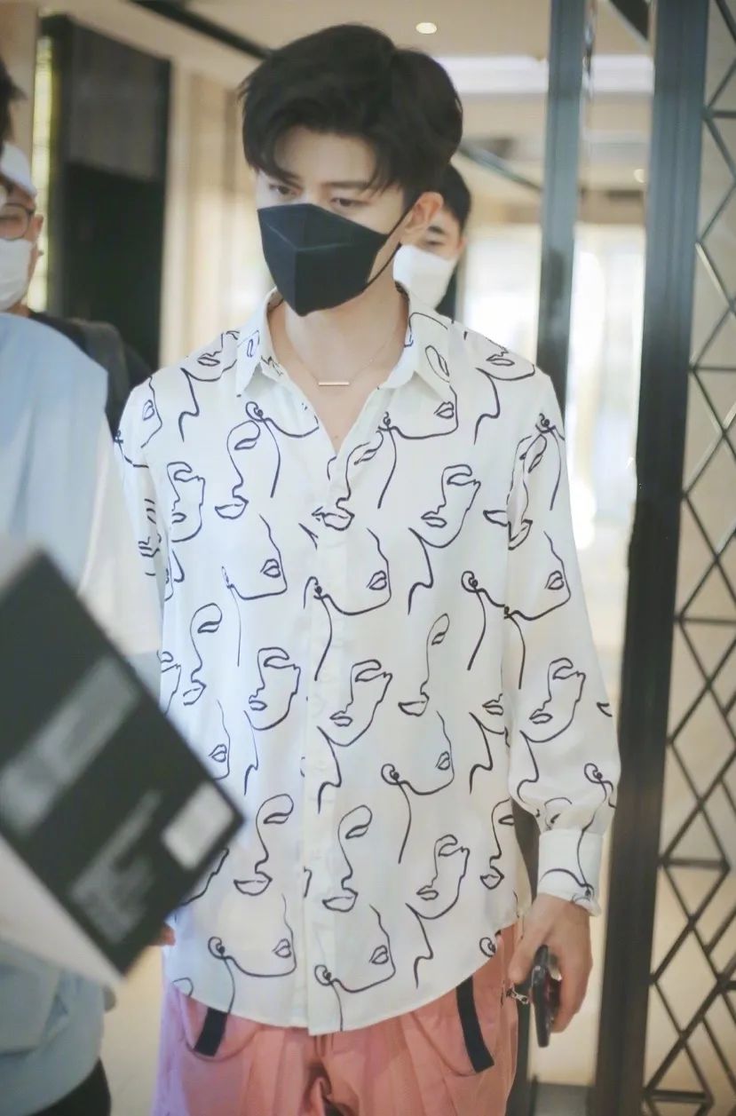 衣品超级好的男明星,王嘉尔穿的蔡徐坤同款衣服