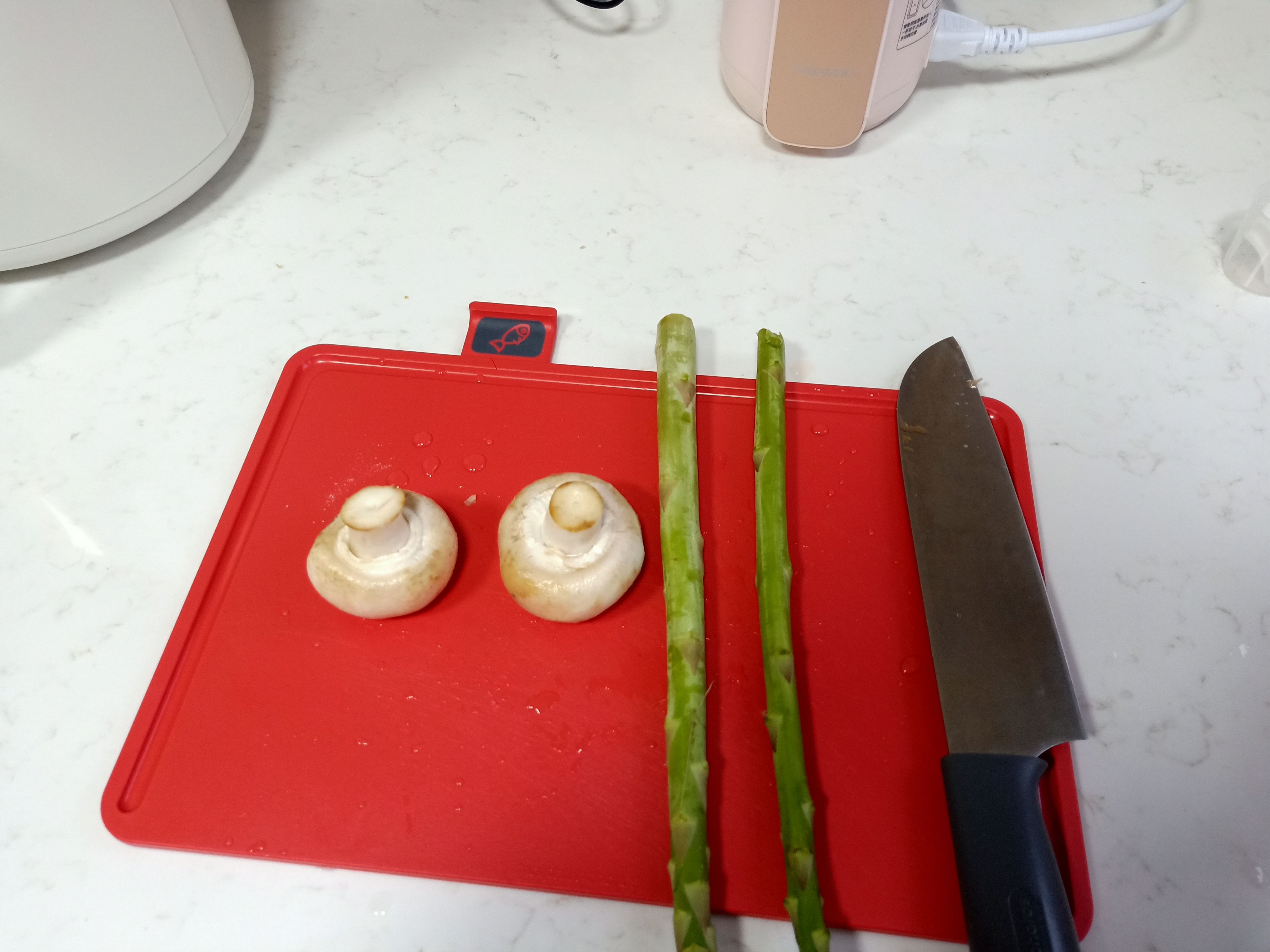 1个人吃饭真妙，不炒不煮不用锅，网友：减肥又营养，难怪身材好