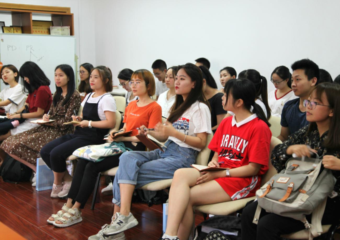 贫困生穿名牌领助学金校方回应,贫困生用助学金买3000块的鞋