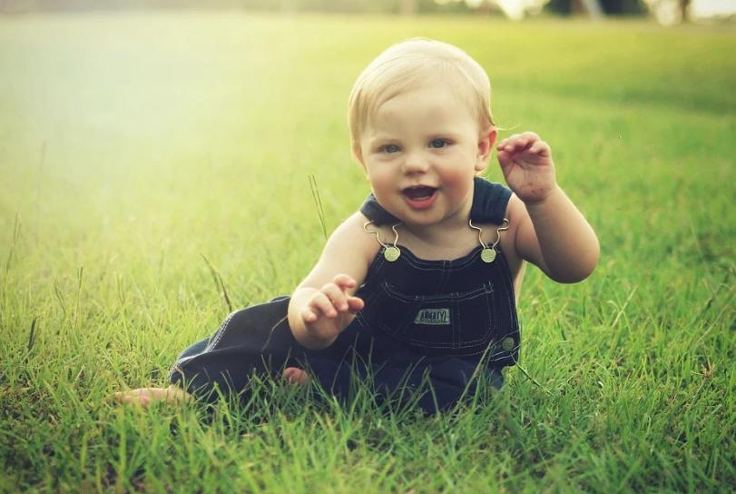 印尼富二代用儿童脊椎和鳄鱼舌头,24岁印尼富二代手拿爆人骨包