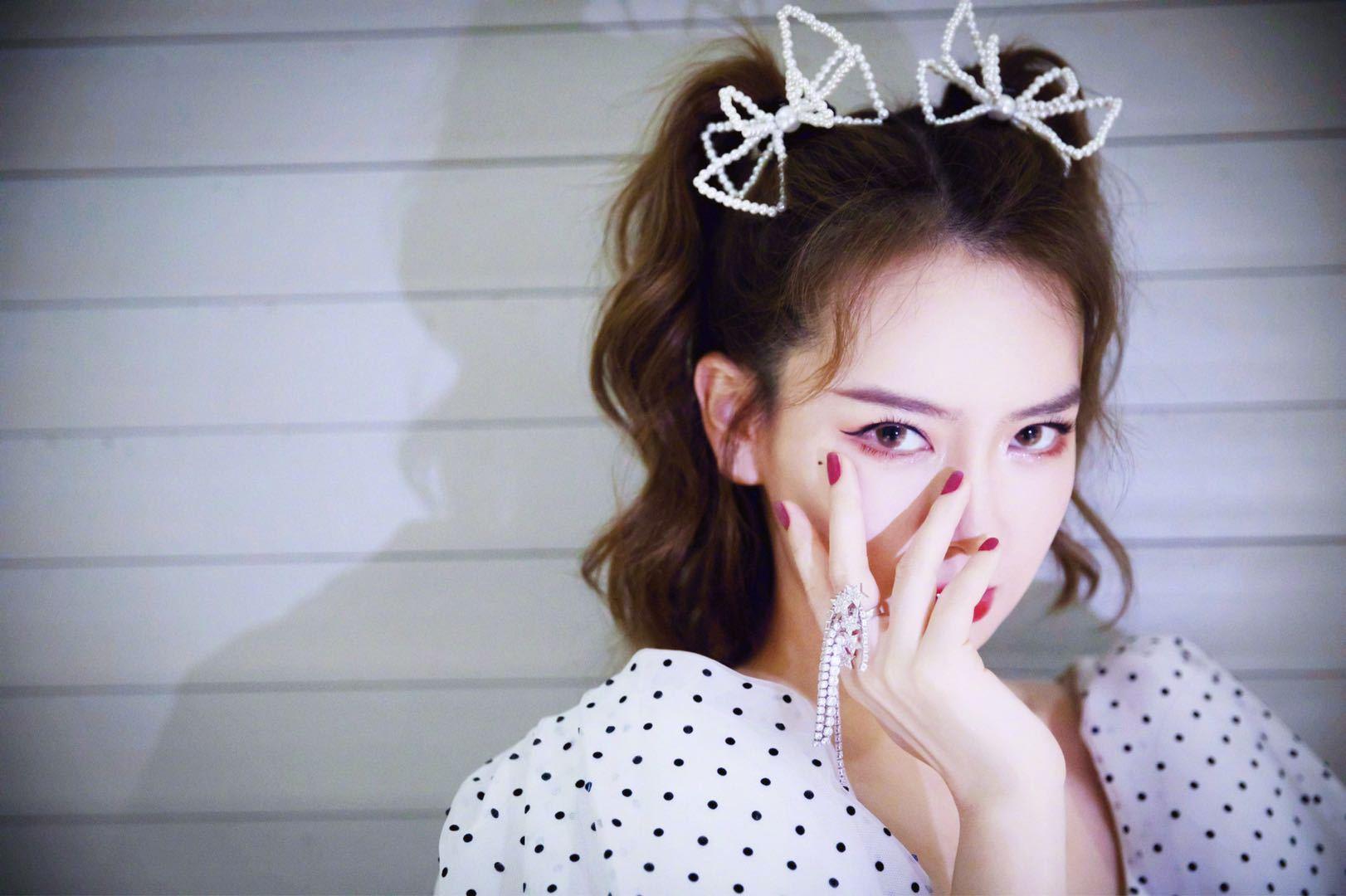 今年秋冬最火的3款卷发秒变仙女,适合30-35岁女性的卷发造型推荐