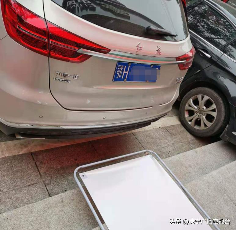 车辆被户外广告牌砸坏谁来赔偿,自己家的广告牌砸到别人车是谁赔