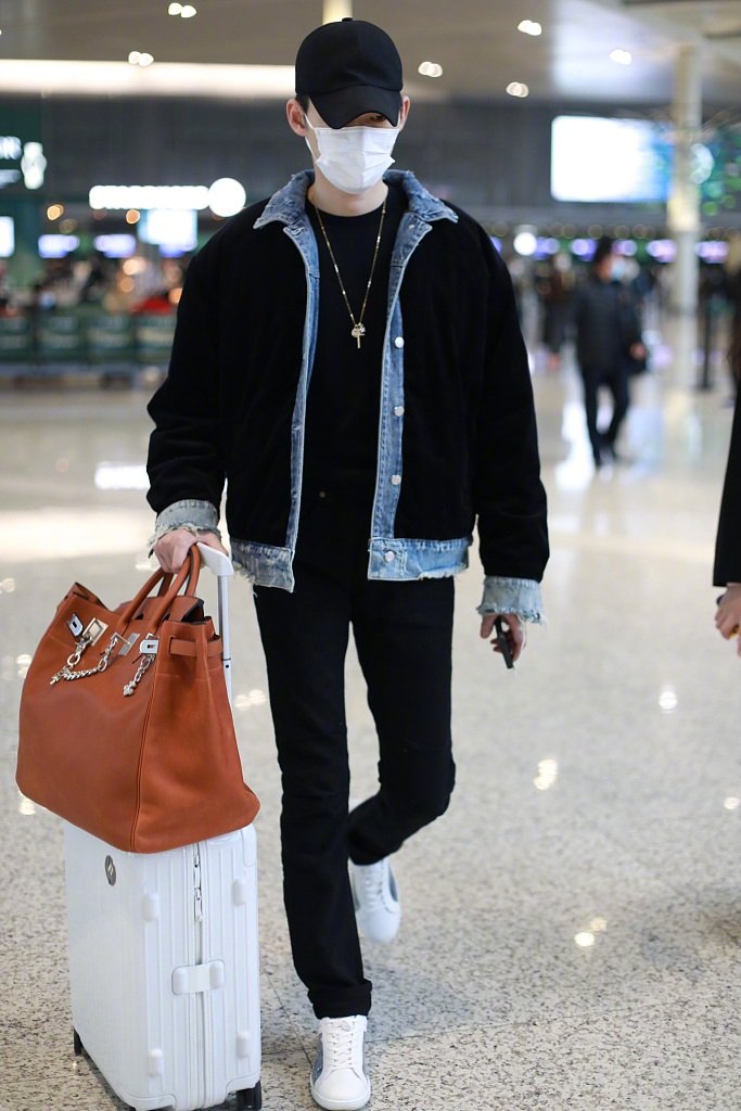 张翰秋装夹克外套全身照片,张翰一身黑衣超有型男气质