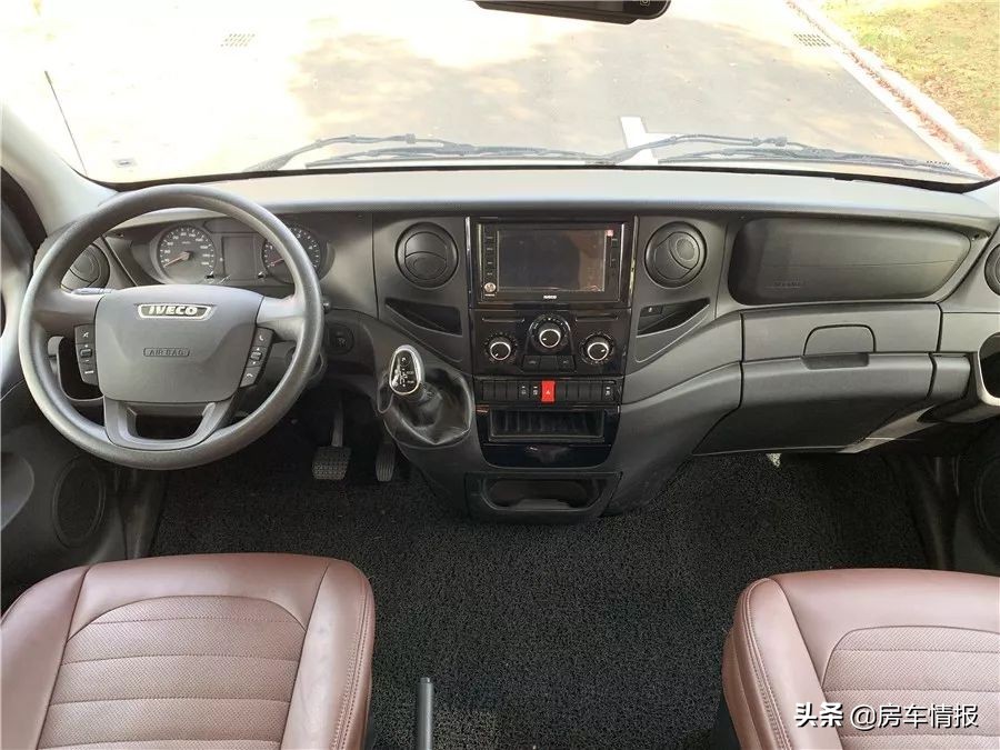 超实用超时髦的大容量房车,适合一家七口出行的四驱房车