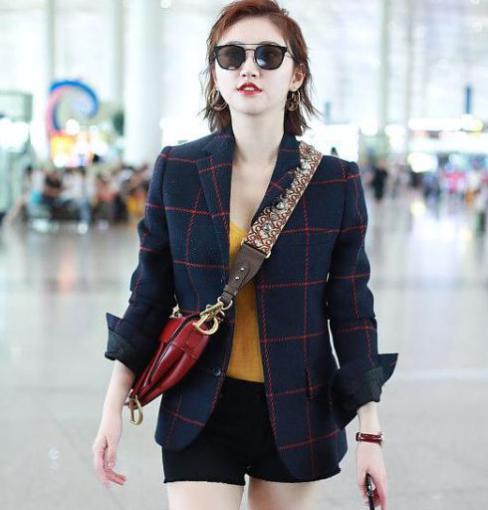 大佬力捧多年没火，“人间富贵花”如今居然凭借几套衣服出圈了？