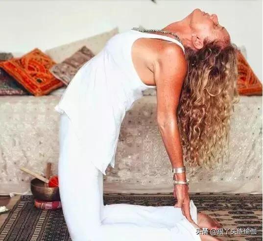 瑜伽每天必练8个动作改善颈椎,每日10分钟瑜伽锻炼腿部腰部