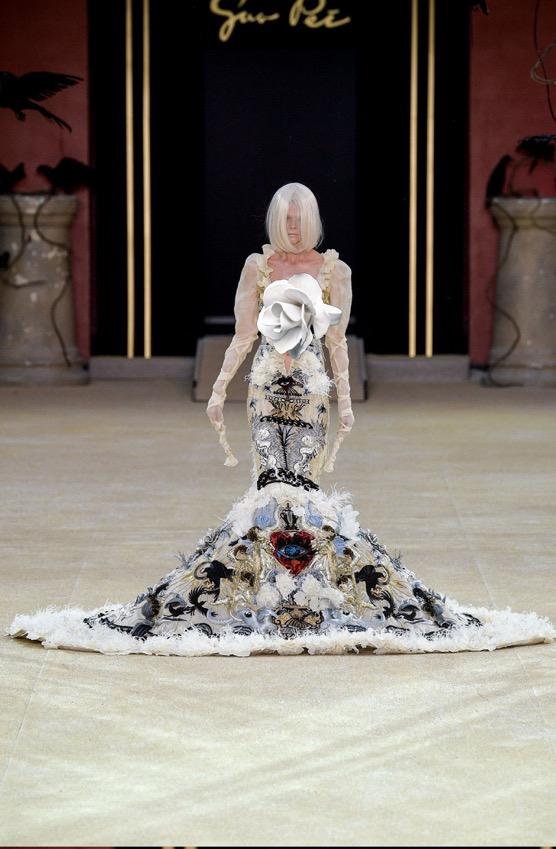 鬼脸连体服做开场，满身绣死亡象征乌鸦，惊悚秀场还是奇葩秀场？