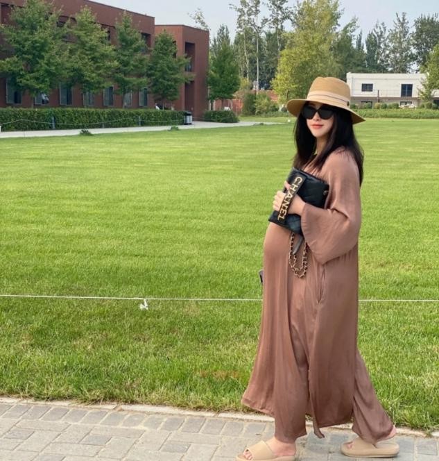 朱珠逛马场,朱珠挺孕肚看秀