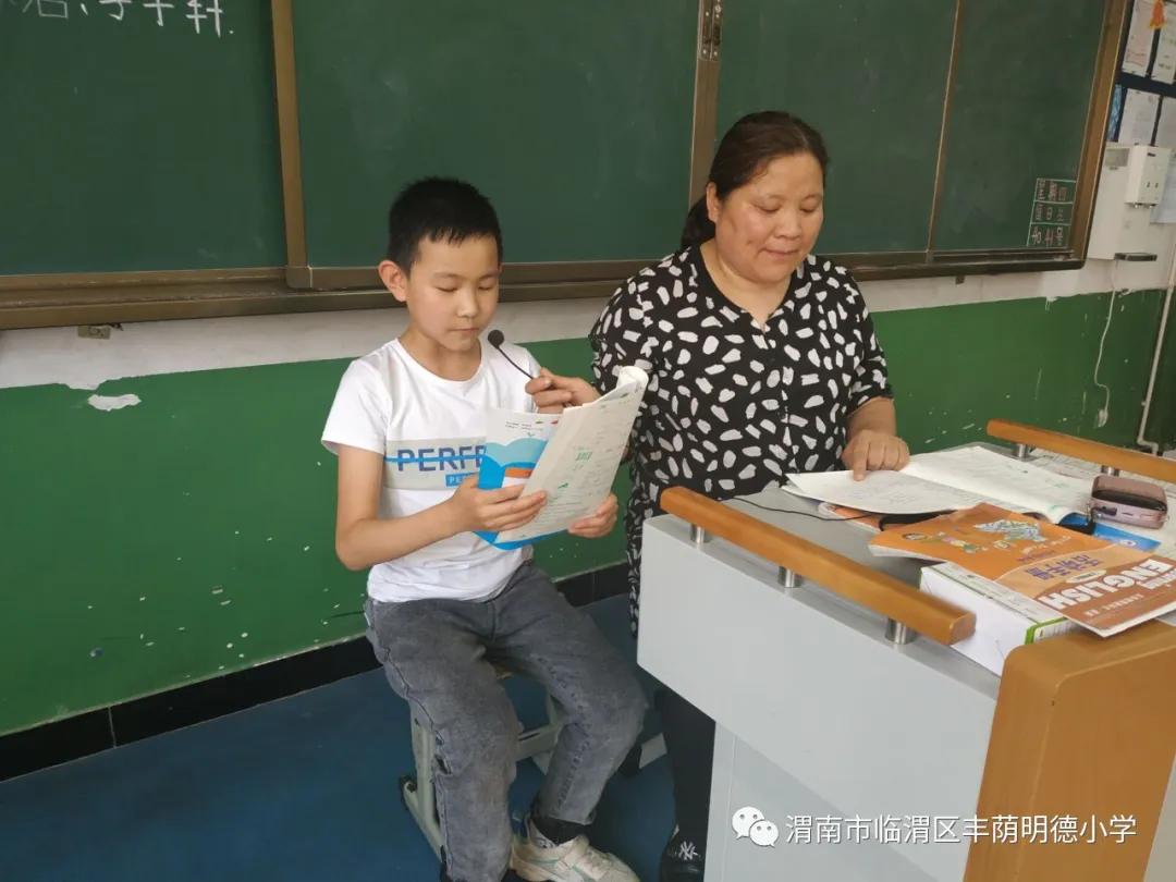 丰荫明德小学优秀教师,黄龙学校丹心育桃李家长送锦旗