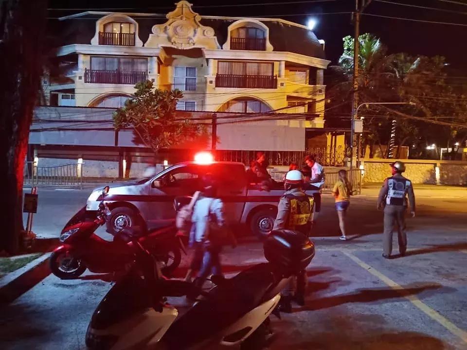 100多名缅甸青年在泰国普吉芭东海滩，持械斗殴