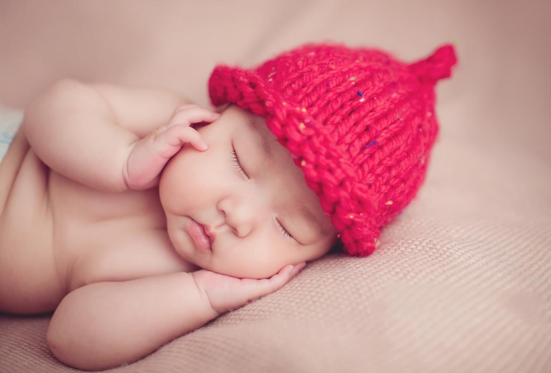 宝宝刚出生就爱笑,孩子刚出生笑