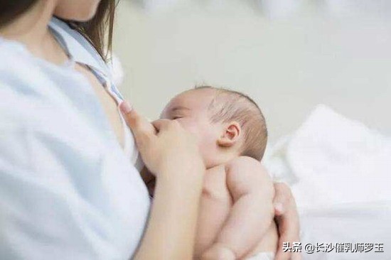 母乳宝宝容易奶粉过敏,母乳过敏一定要停掉母乳吗