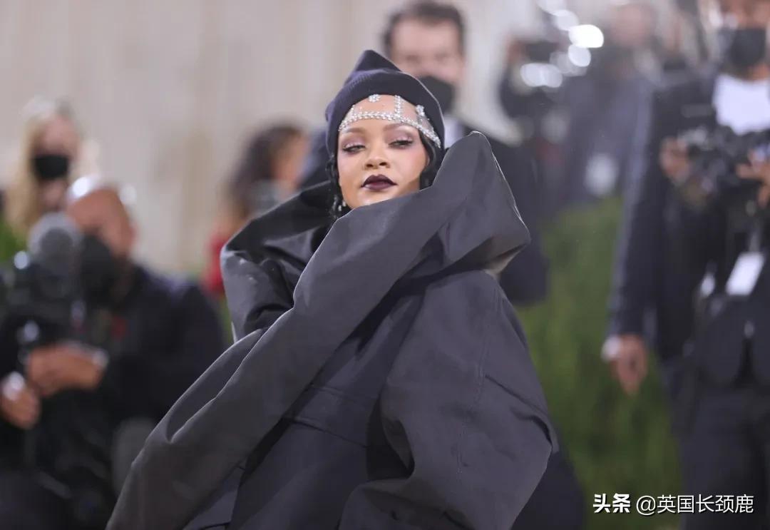 卡戴珊化身摄魂怪、碧梨赛白雪公主...今年METGALA妖魔鬼怪再出洞