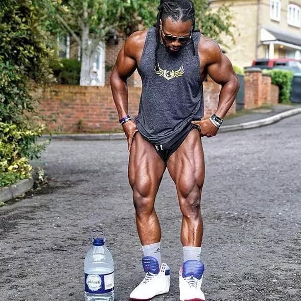 大屌哥的儿子小小年纪就已经练成了肌肉男，真是虎父无犬子