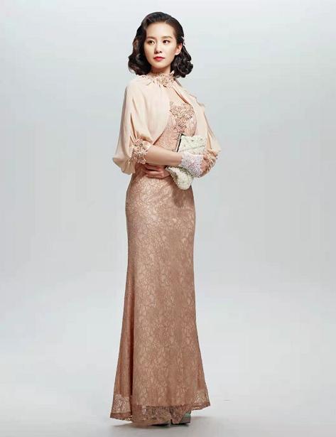 刘诗诗罕见民国装曝光！穿蓝色小洋裙烫卷发笑容温柔，气质太出众