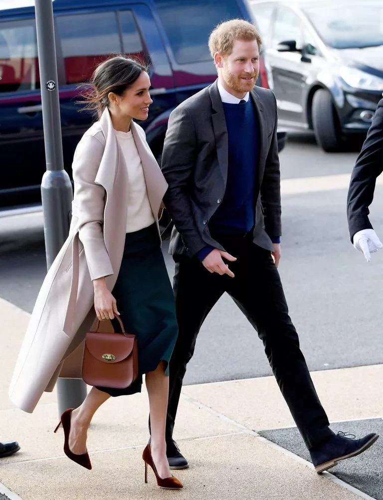 脚皮肤黑穿什么颜色鞋子显白,脚黑适合穿什么鞋子夏