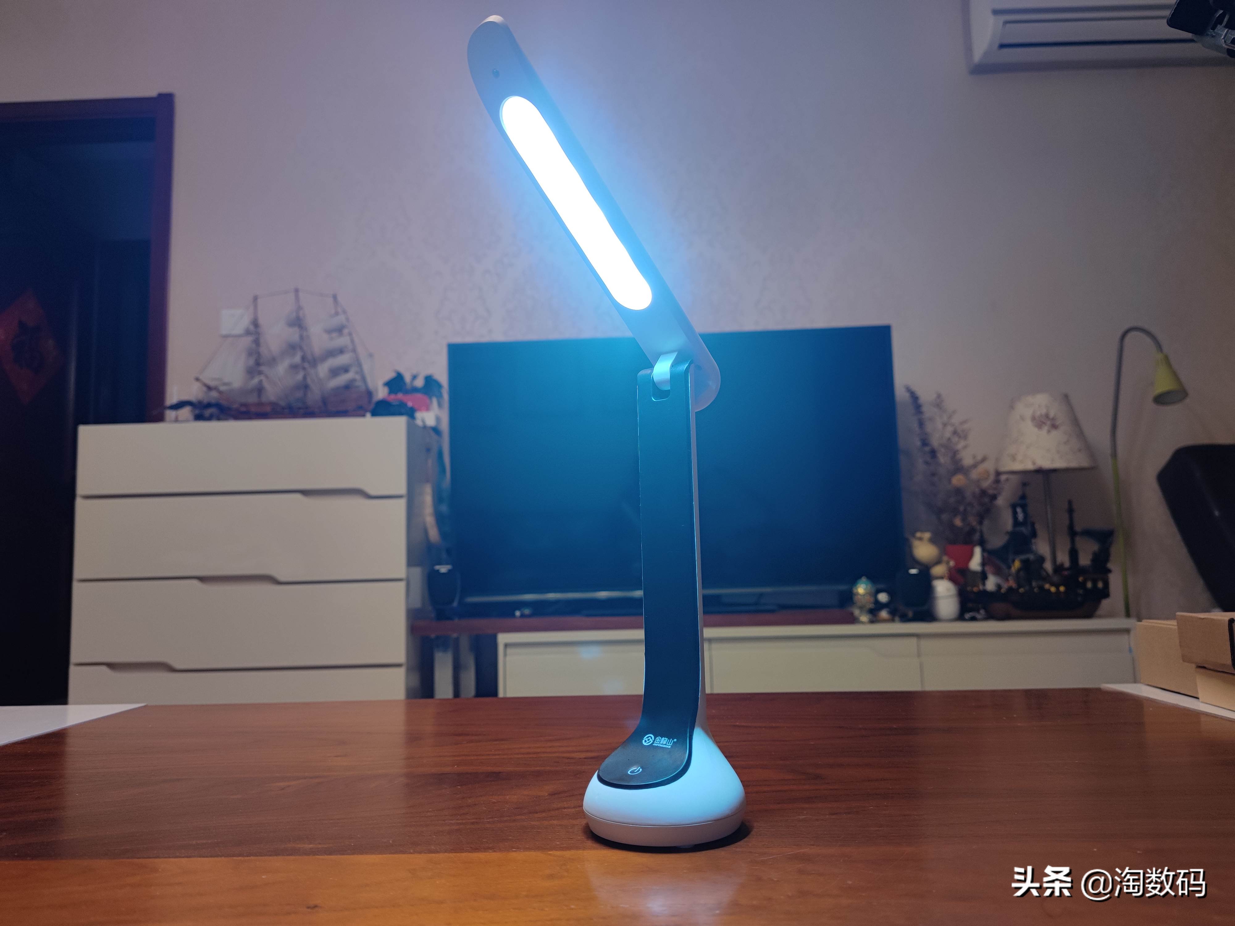 国货内卷无情：￥13块钱的3色温2400mAh充电式触控台灯开箱晒个单