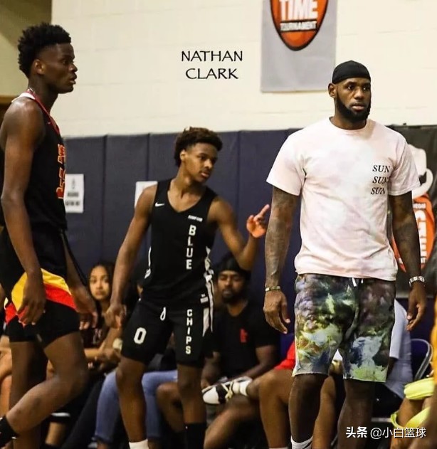 抢戏儿子5胜0负？詹皇34岁210天仍能轻松超框暴扣！减重效果明显