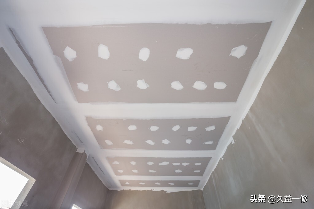 石膏板和铝扣板吊顶哪个更省钱,房间吊顶用铝扣板好还是石膏板好