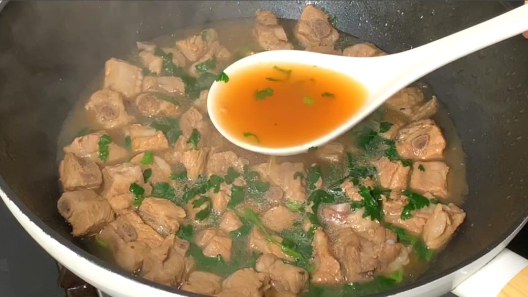 炖排骨时有人先焯水有人直接炖,炖排骨不用焯水的方法