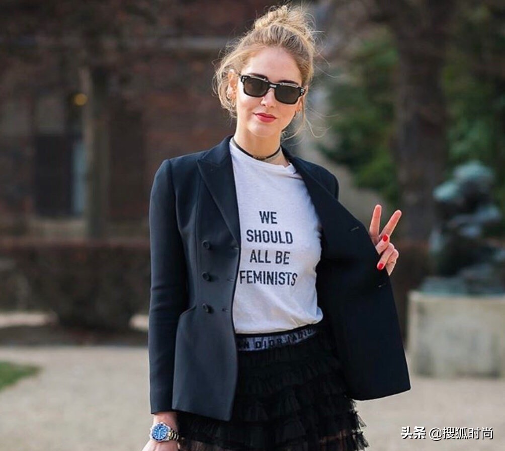 深度｜维密启用变性人，巴塞泳池开放裸泳，无性别时代悄悄来临？