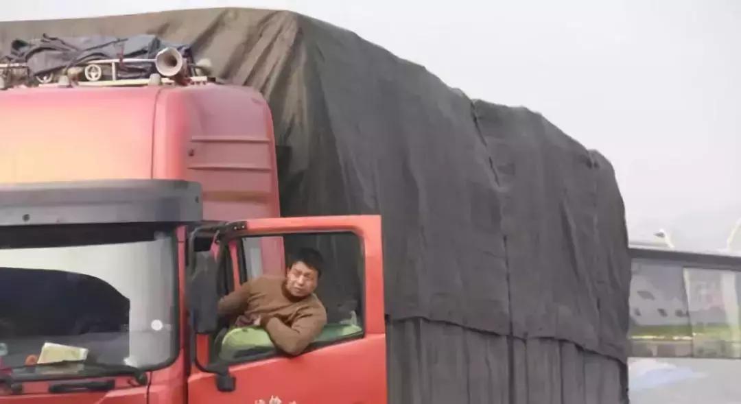 看卡车司机如何神操作,看大货车是如何自救的