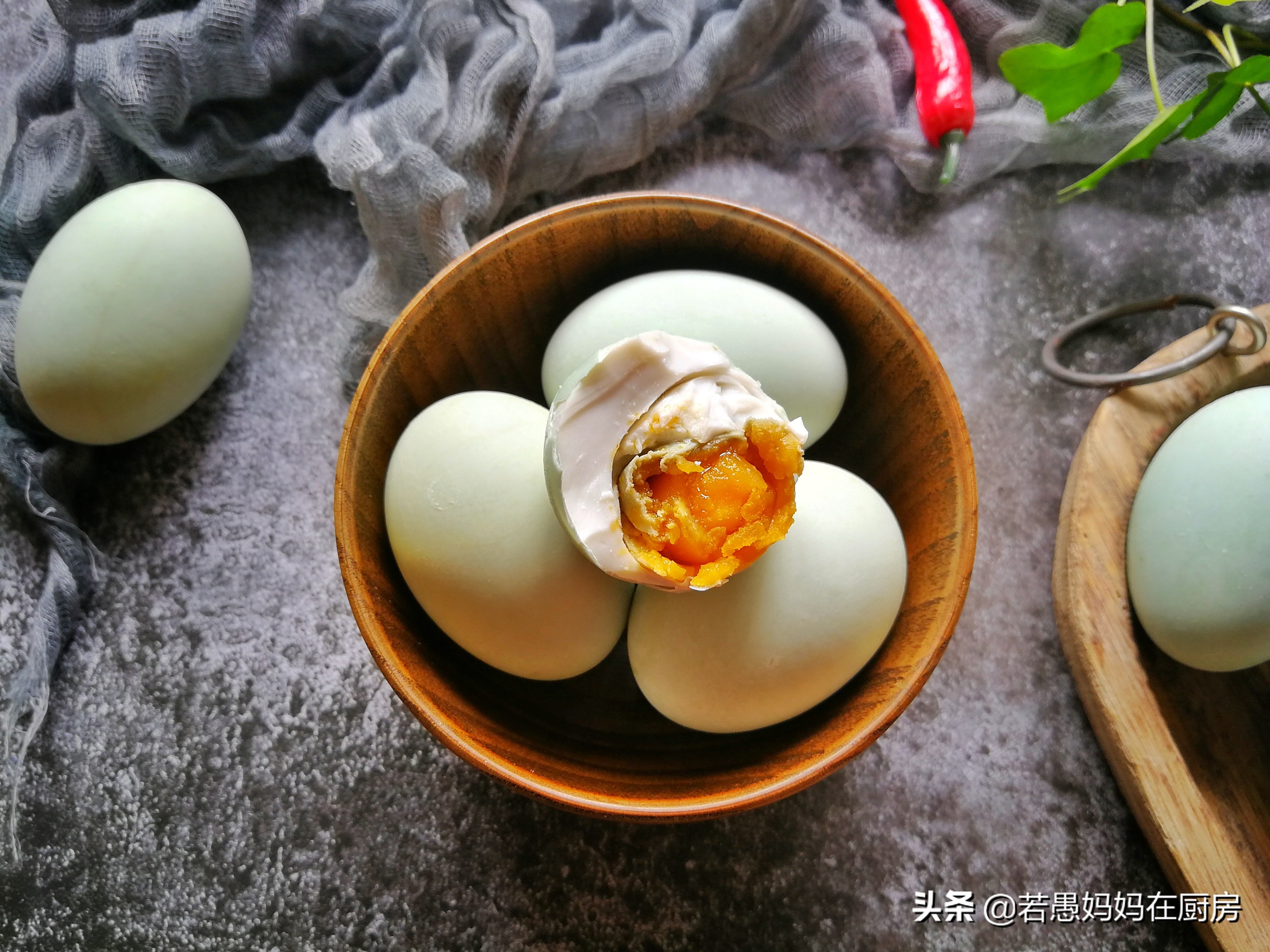 怎样腌咸鸭蛋好吃又冒油,怎么腌制咸鸭蛋好吃又流油