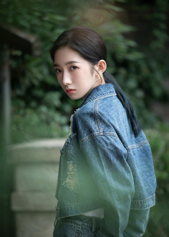 孟美岐同款衣服搭配,孟美岐的其他穿搭也是很显魅力的