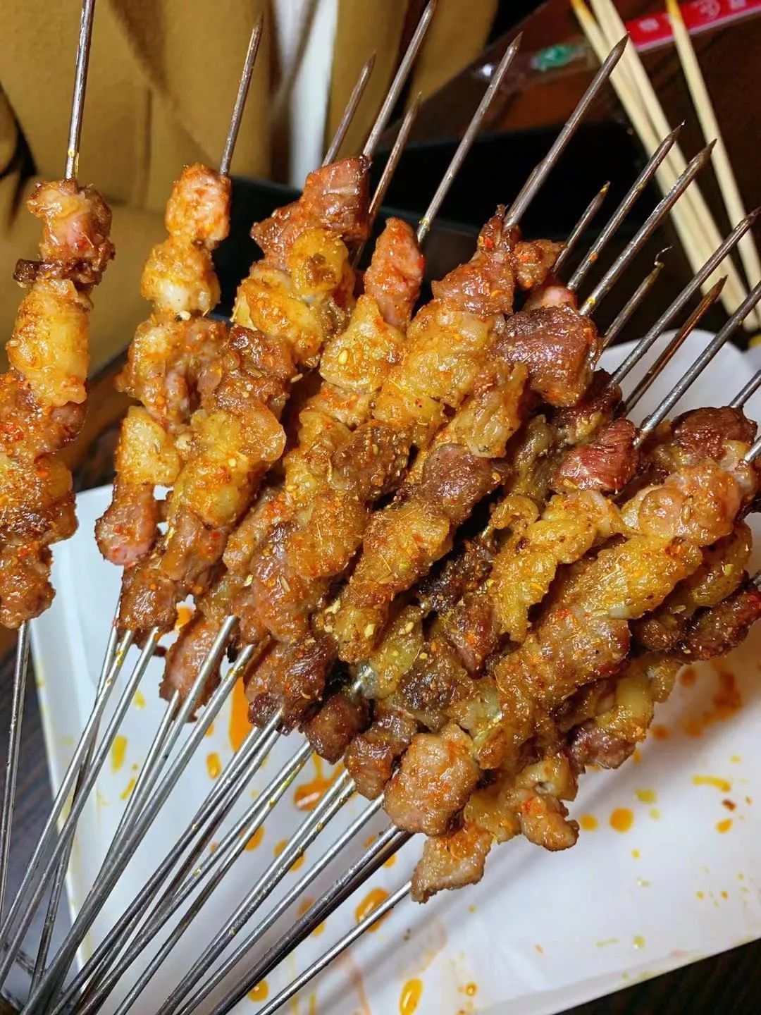 长春这家音乐串吧大块肉按斤称,崂山一元一瓶,青岛喝一箱送一箱