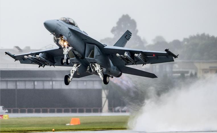 大黄蜂战斗机的坠落,一架超级大黄蜂战斗机坠毁