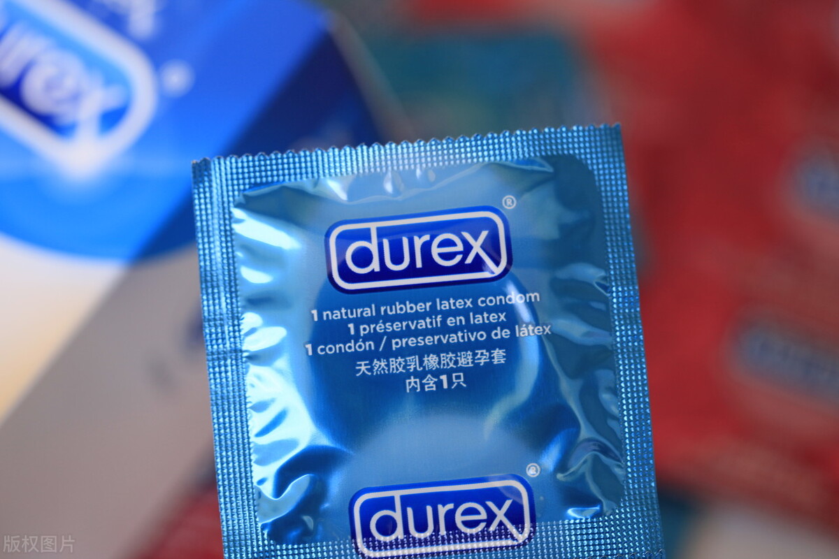 送妻子出差7天，随身包包里，发现一盒拆开的杜蕾斯