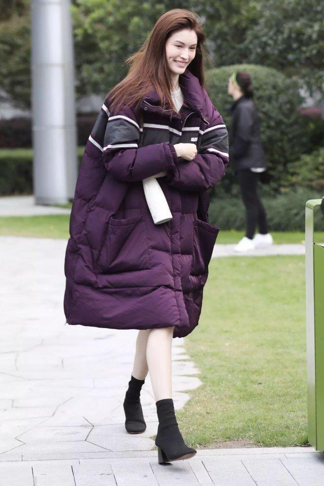 杨紫宋轶,宋轶羽绒服粉色