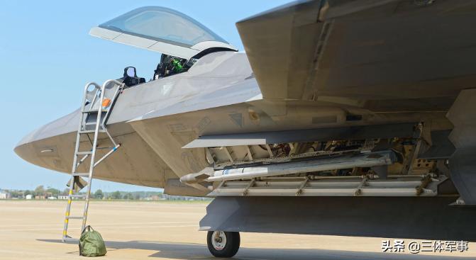 飞行员右眼前面的小镜片才是F-22的杀手锏：导弹发射前可反向锁定