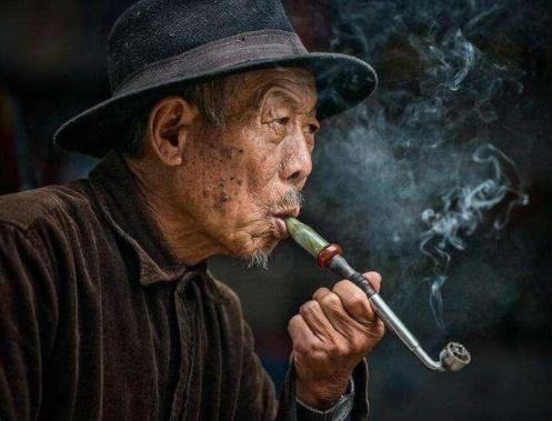 为啥老人身上总有一股味?建议:50岁后远离3个习惯,老了或没味