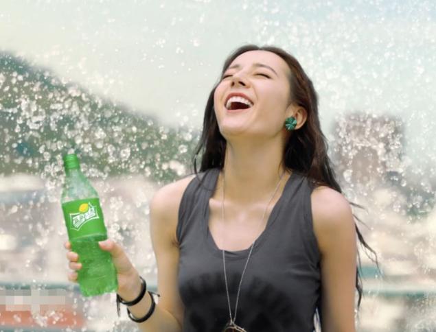 亲自穿杨幂代言品牌服饰,杨幂穿空姐服的视频