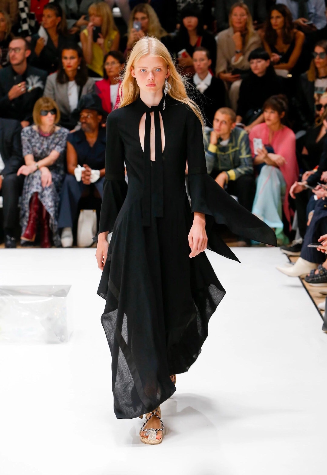 完美通勤穿搭｜18个性冷淡风极简主义品牌