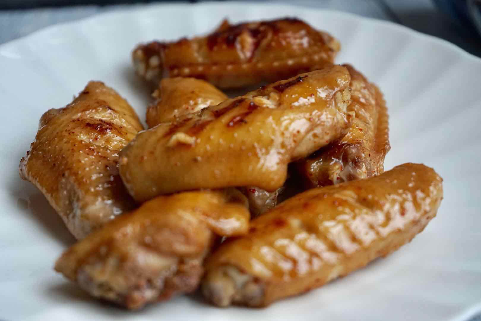 烤箱版鸡翅怎么做更好吃？多加一个料腌制，烤出来的鸡翅香软多汁