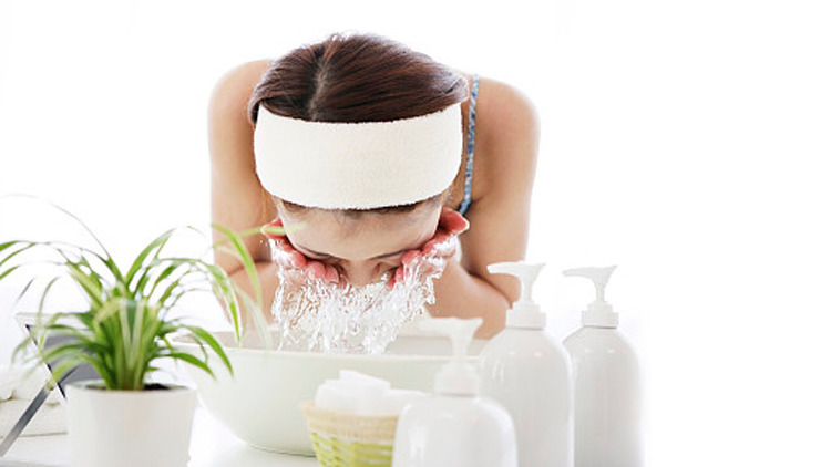 毛孔粗大起皮底妆,毛孔粗大皮肤显得粗糙