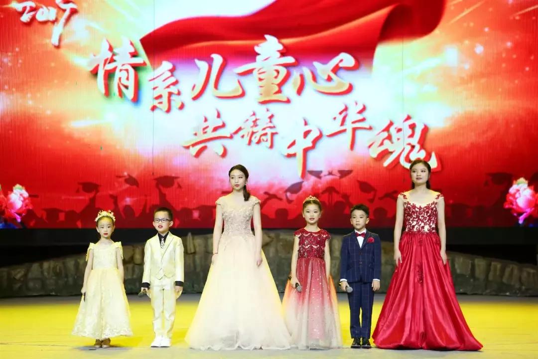 24名成都家长告诉你育文好在哪？受宠爱独生女竟变成贴心大姐姐