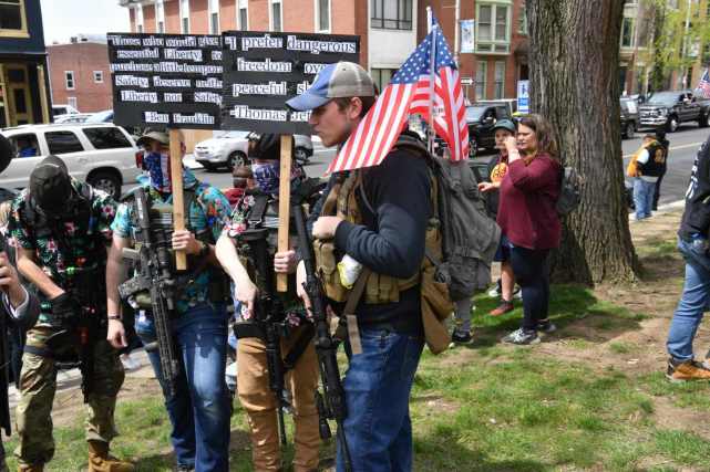 美国民众街头反对战争,美国居民持枪面对抗议队伍