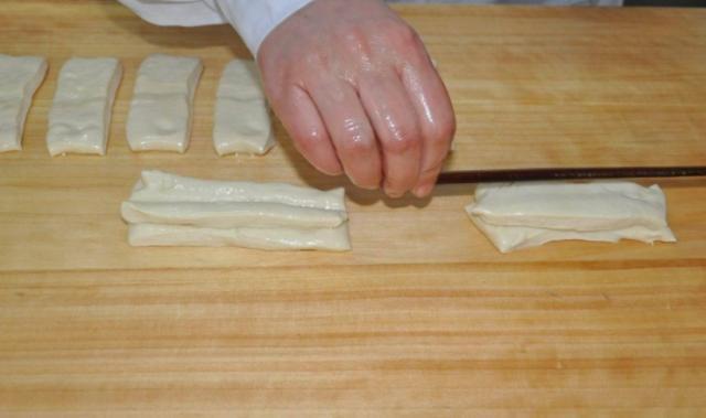 酵母油条膨松剂炸油条,炸油条放了油条蓬松粉还放酵母吗