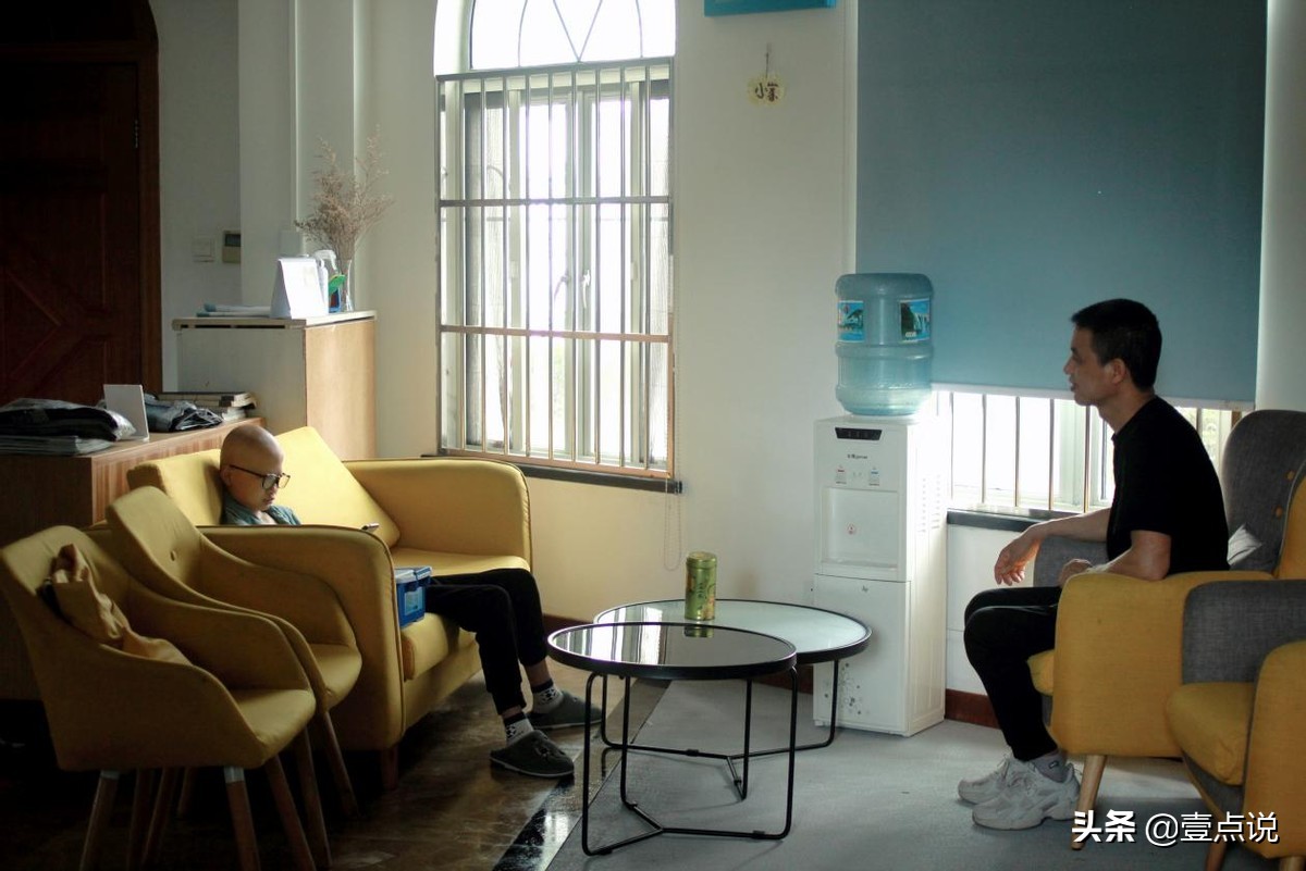 男孩患重病父母带着他四处求医,儿子胳膊上长了个大包